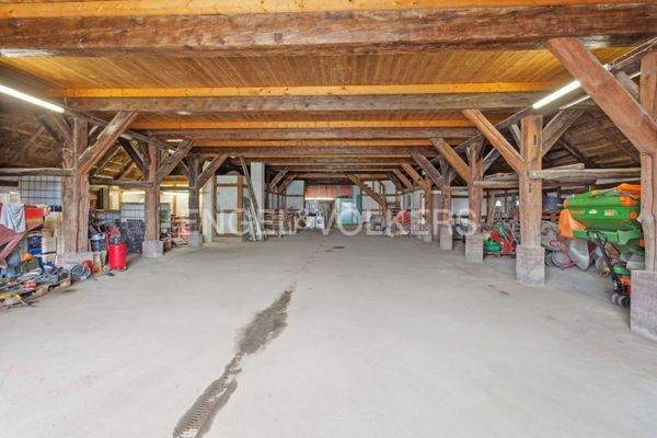 Blick in die große, ausbaufähige Halle