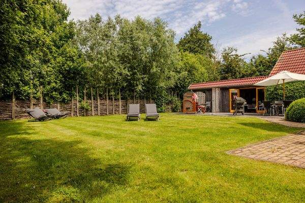 Garten mit Liegestühlen