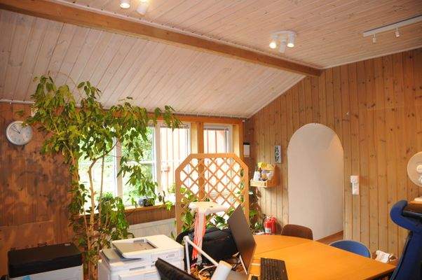 grosser Wohnraum mit Ausgang zur Terrasse