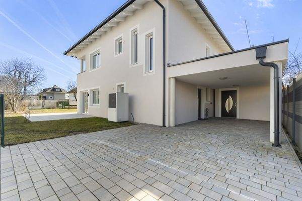 Eingangsbereich mit Carport