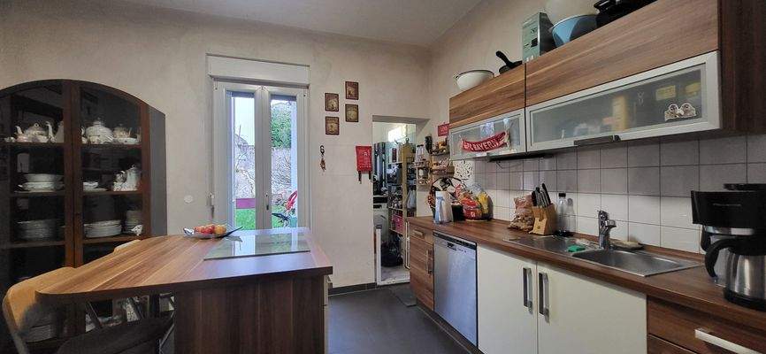 Küche mit Ausgang zum Garten