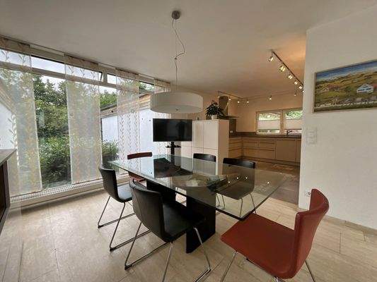 Esszimmer mit offener Küche