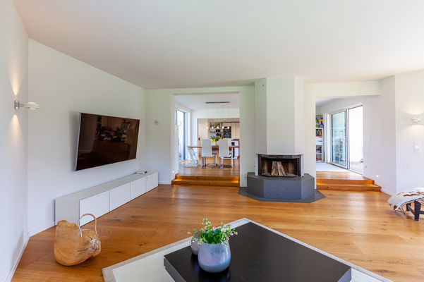 Wohnzimmer mit offenem Kamin