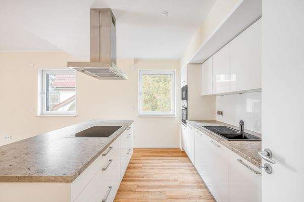 Offene moderne Einbauküche