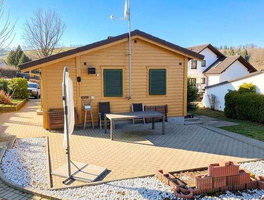 Hinteransicht mit Terrasse - (KI optimiert)