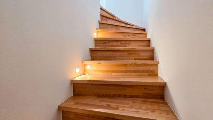 Elegante Holztreppe verbindet die Etagen