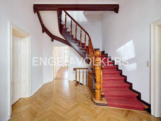 Foyer mit Treppenaufgang