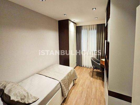Flats in a Complex with Pool in Kucukcekmece Istanbul