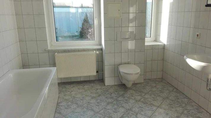 Tageslichtbad mit Wanne+Dusche