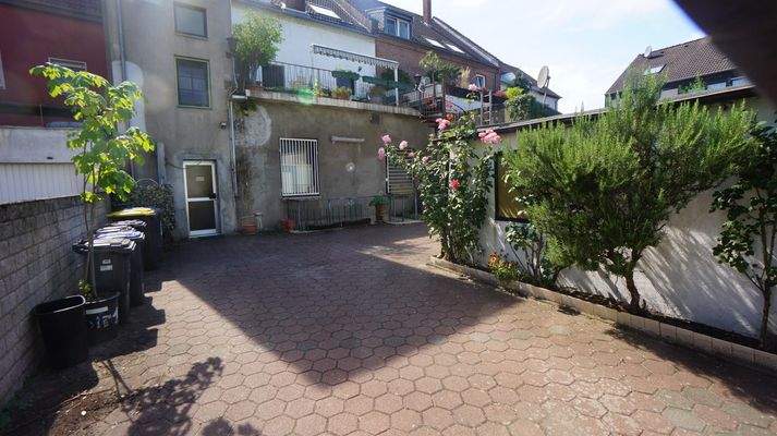 Hofbereich mit Garage