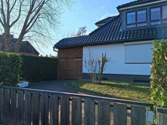 elektrischer Zaun und Carport