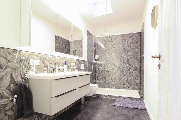 Badezimmer mit Dusche