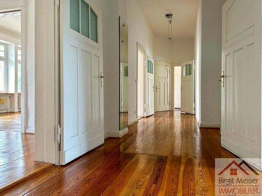 heller Flur durch Lichteinsätze