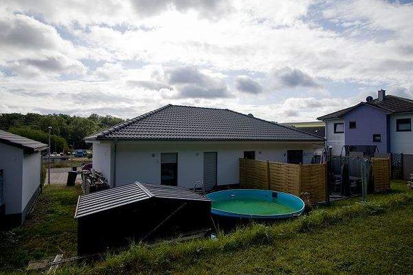 Rückansicht Terrasse-Pool-Gerätehaus
