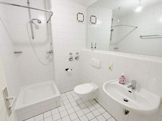 modernes Bad mit Dusche.JPG