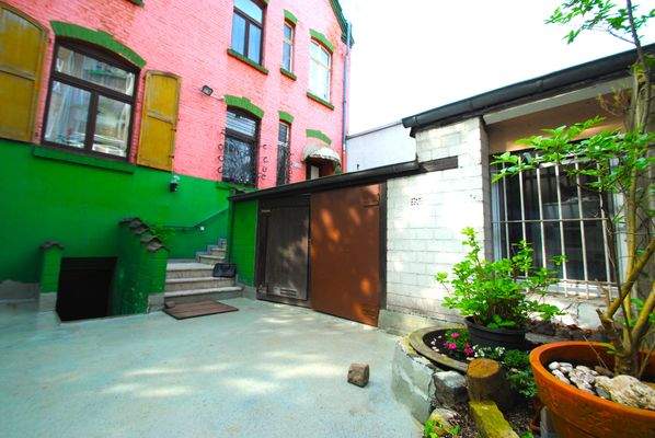 Garage rechts, Aufgang zur Haustür, Kellerabgang