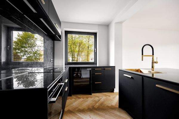 Moderne Küche mit Holzdekor