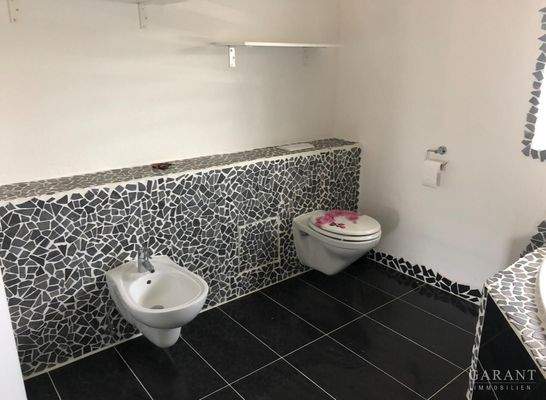 Bad mit WC Badewanne und Dusche