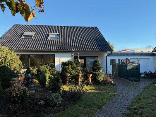 Hausansicht Gartenseite u Garage