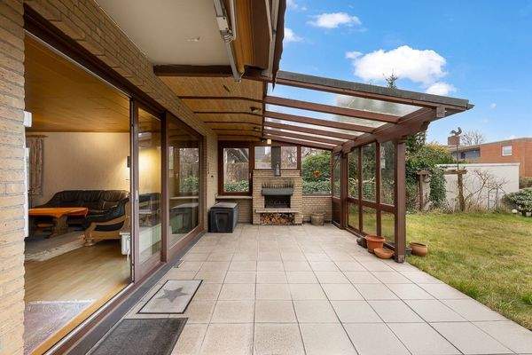 Große Terasse mit Kamin