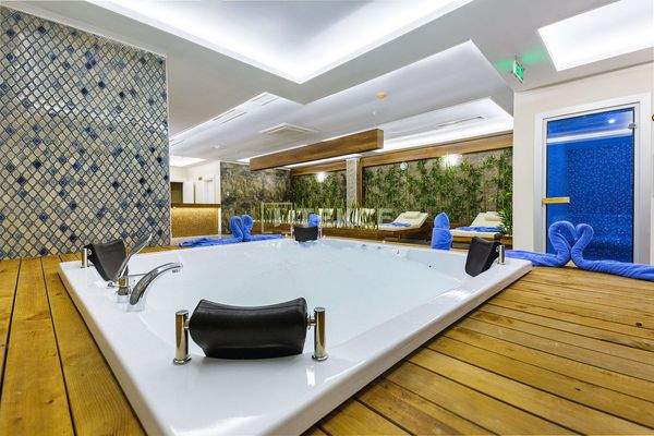 Furnished Apartments in a Complex with Private Beach in Konaklı