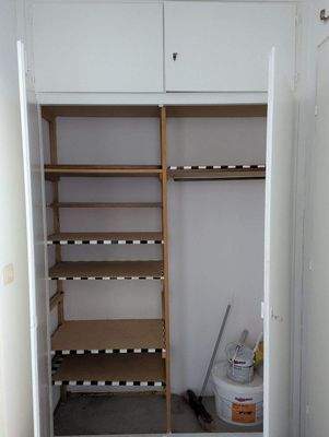 Flur Wandschrank offen.jpg