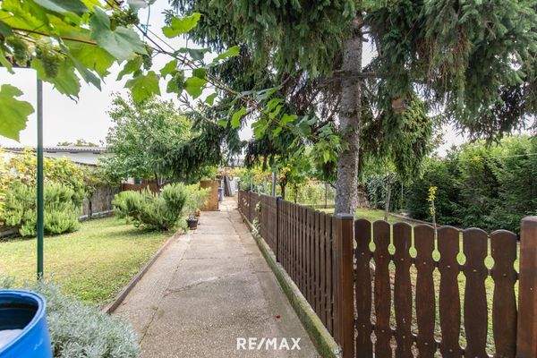 2. Gartenweg Richtung Garage