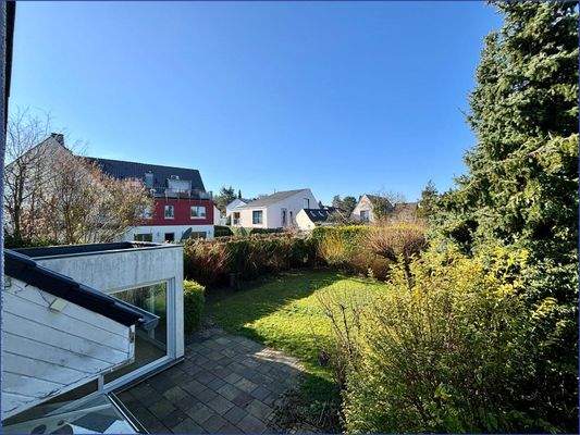 Aussicht in den Garten und die Nachbarschaft