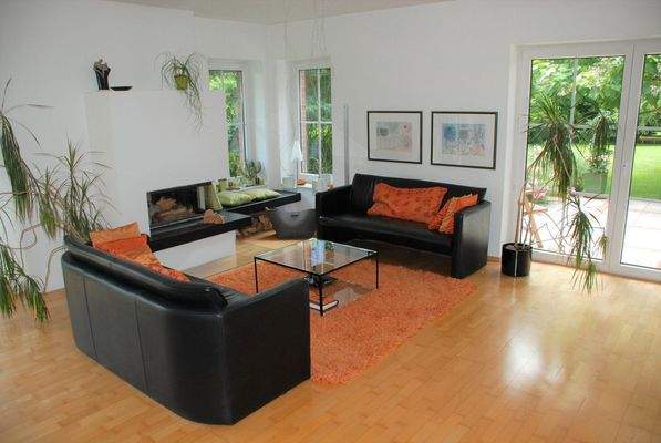 Wohnzimmer mit Designkamin EG