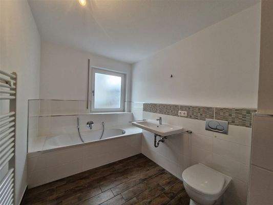 Badezimmer mit Fenster und Wanne