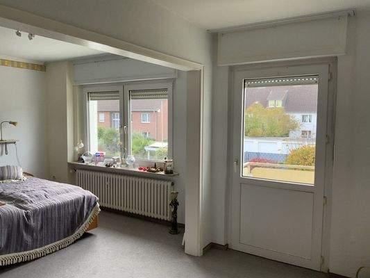 Schlafzimmer mit Zugang zum Balkon OG
