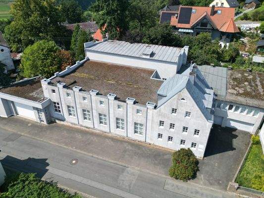 straßenseitig mit Blick Zufahrt Garagen