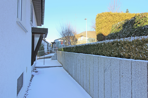 Außenbereich mit Granitplatten und Granitstelen