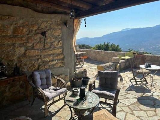 Ostkreta, Pappagiannades: Traditionelles Steinhaus mit großem Garten voller Olivenbäume zu verkaufen