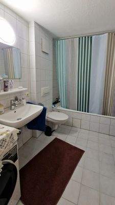 Bad mit Badewanne und Waschmaschinenplatz