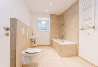 Elegantes Wannenbad mit Fenster