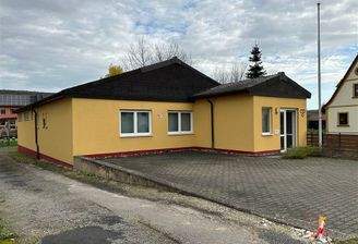 Ansicht mit Parkplätzen