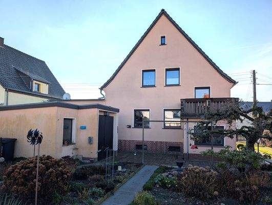 Gartenseite mit großer Garage