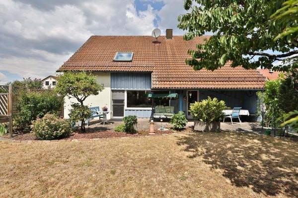 Hausansicht mit Terrasse