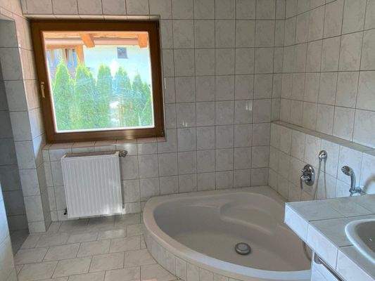 Badezimmer mit Wanne und Dusche