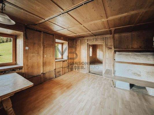 Stube mit traditionellem Holzofen - stube con stufa a legna