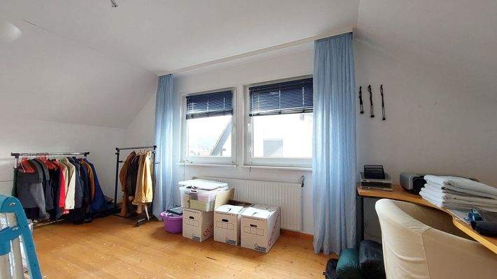 großes Kinderzimmer im OG