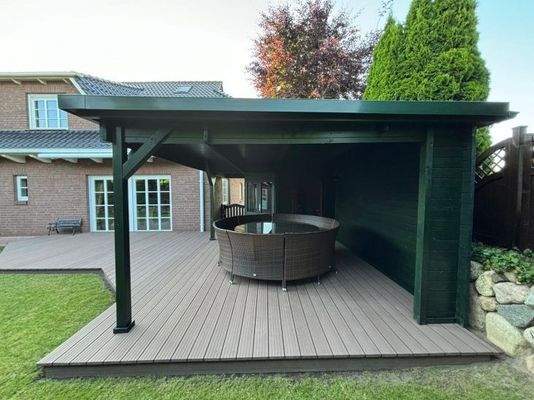 Terrasse mit Markise und Überdachung