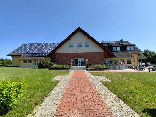 Weg zum Haupteingang