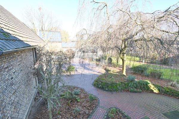 Der Blick vom Haus auf den Hof