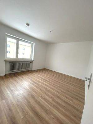 Leeres Zimmer mit Fenster