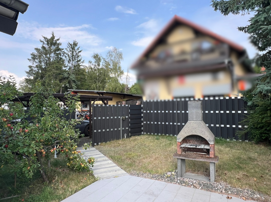 Garten mit Zugang zum Carport