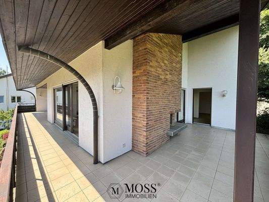 Umlaufender Balkon, OG