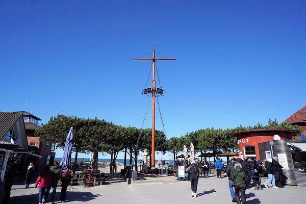 Strand und Seebrücke Zingst (1).JPG