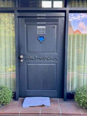 Unverwechselbare Tür mit Handschrift der Erbauer